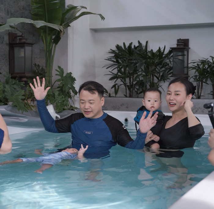 Vợ chồng Phương Oanh chủ động trang bị kỹ năng cho các con từ sớm. Ảnh: FBNV