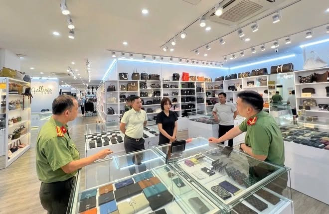 Lực lượng chức năng kiểm tra cơ sở Galleria. Ảnh: Dân Trí 