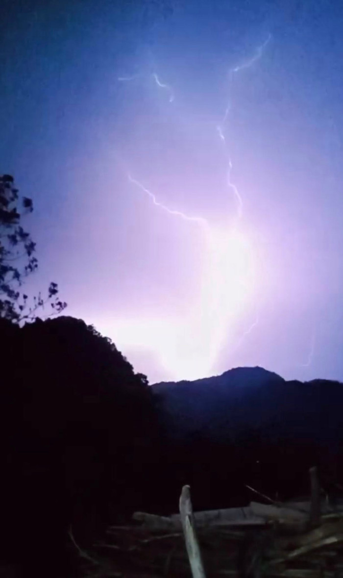 Hình ảnh tia sét xé toạc bầu trời khiến người chứng kiến được phen hốt hoảng.