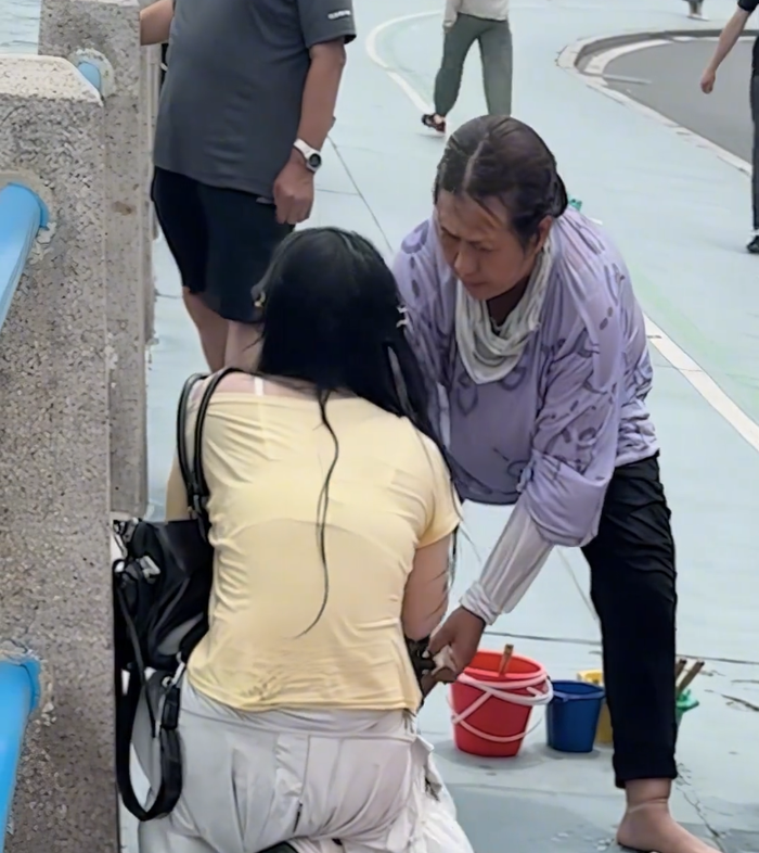 Nữ du khách vô tình rơi xuống biển, người phụ nữ 58 tuổi vội lao mình xuống cứu Ảnh 3