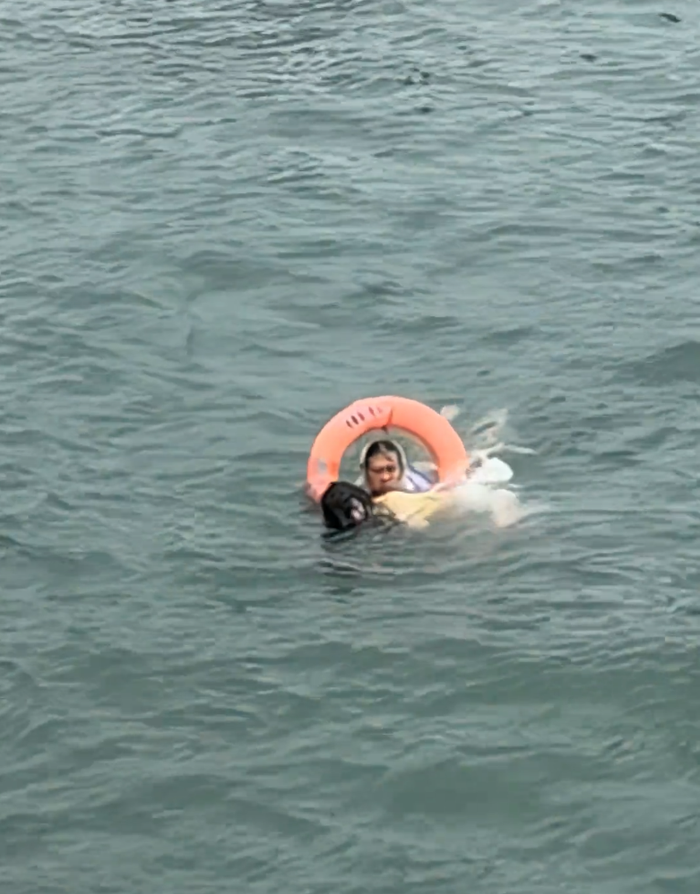 Nữ du khách vô tình rơi xuống biển, người phụ nữ 58 tuổi vội lao mình xuống cứu Ảnh 2