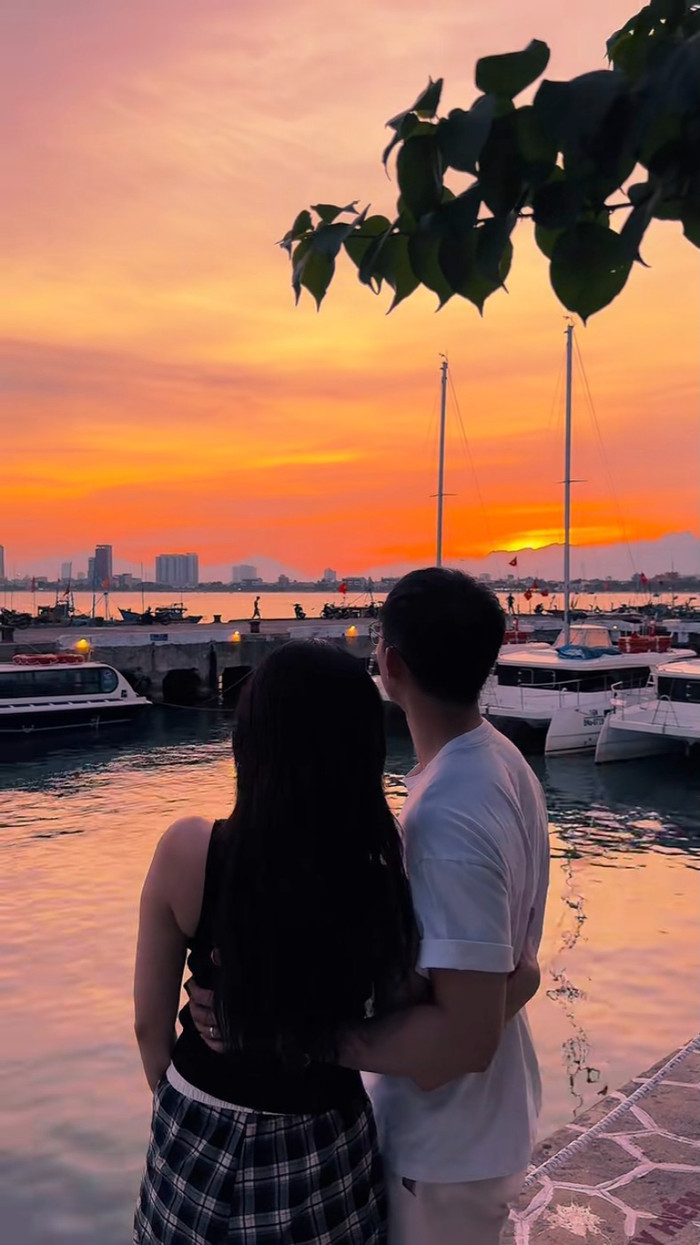Midu và chồng cùng nhau ngắm nhìn hoàng hôn đầy lãng mạn. Ảnh: TikTok Nhân vật