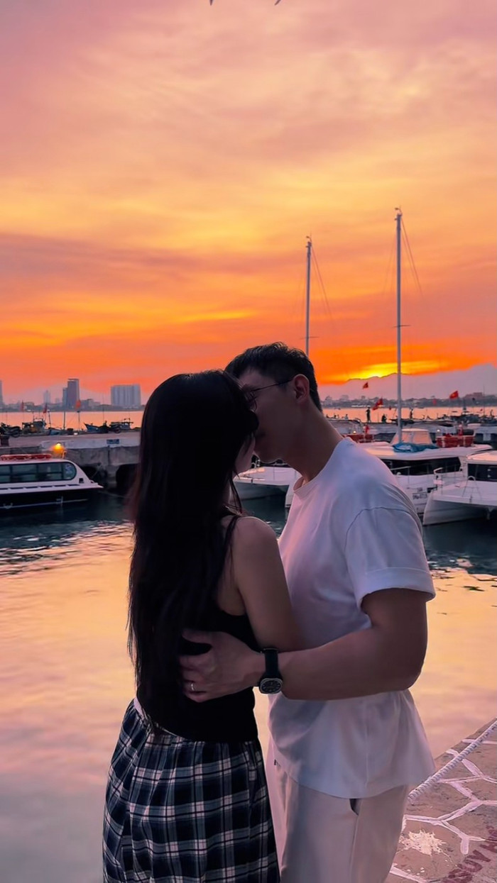 Màn 'khoá môi' của vợ chồng Midu đã gây xôn xao cõi mạng. Ảnh: TikTok Nhân vật