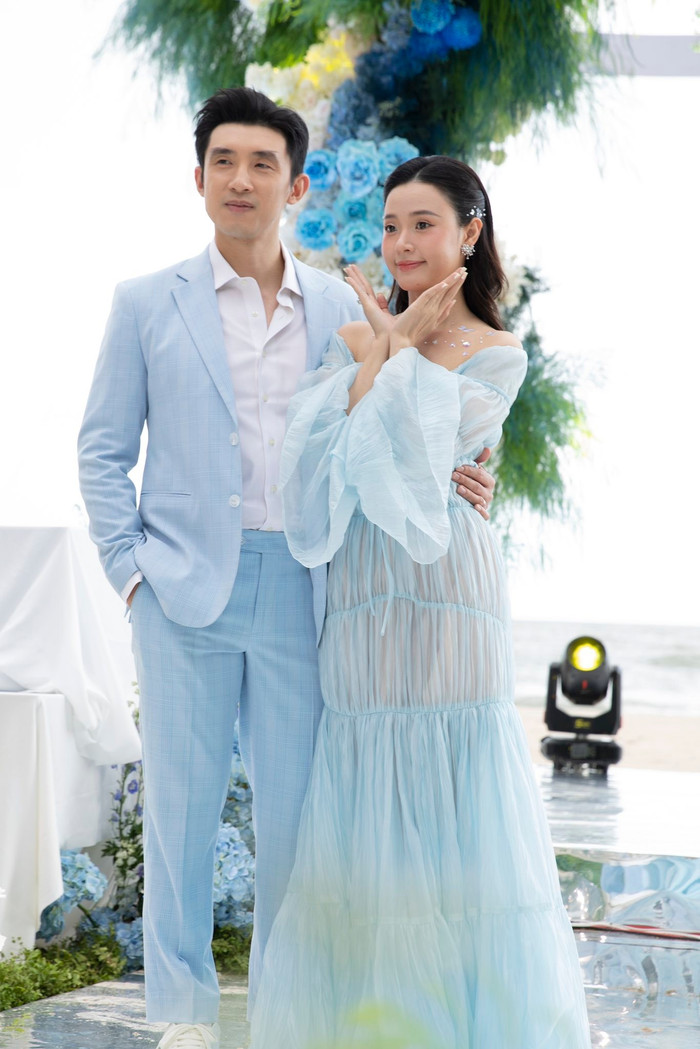 Khoảnh khắc tinh nghịch của vợ chồng Midu trong tiệc kỷ niệm 1 năm ngày cưới. Ảnh: FBNV