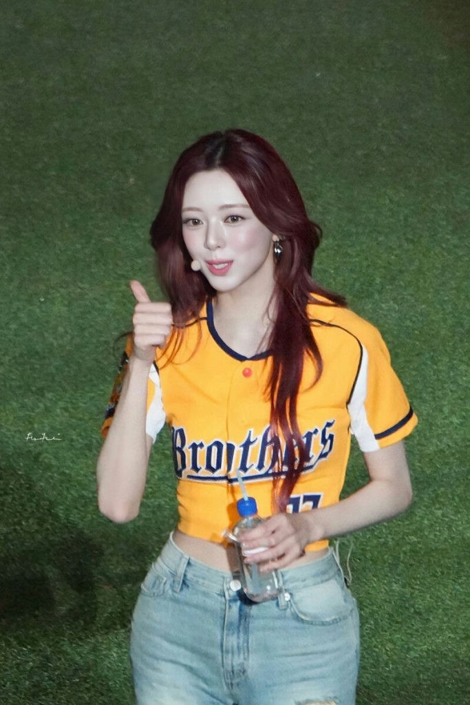 Nữ ca sĩ khiến mạng xã hội 'dậy sóng' với vòng ba bất thường trên sân bóng chày Ảnh 3