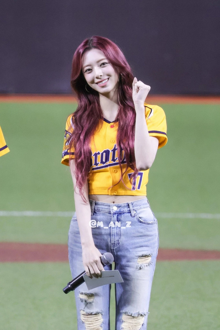 Nữ ca sĩ khiến mạng xã hội 'dậy sóng' với vòng ba bất thường trên sân bóng chày Ảnh 2