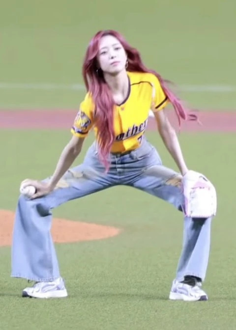 Nữ ca sĩ khiến mạng xã hội 'dậy sóng' với vòng ba bất thường trên sân bóng chày Ảnh 1