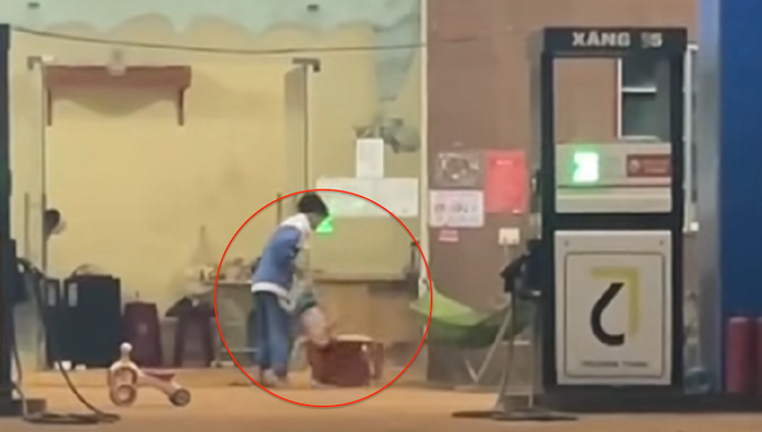 Người phụ nữ có hành vi bạo hành bé trai được người dân ghi lại. Ảnh: Tuổi Trẻ Online