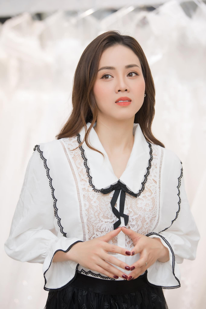Vợ Công Lý rơi vào tình huống oái ăm khi liên tục bị hỏi chuyện bán nhà. (Ảnh: FBNV)