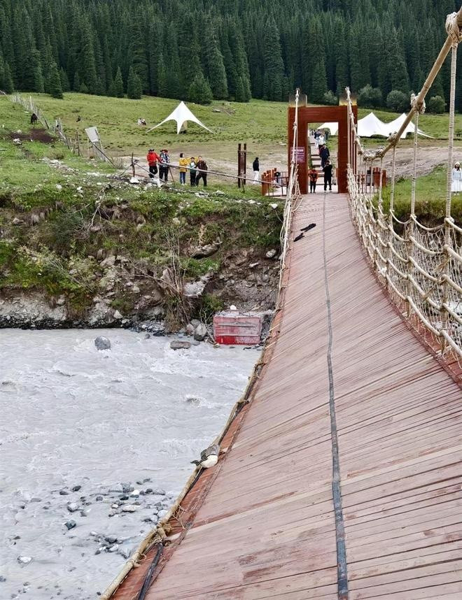 Đứt dây cầu treo tại khu du lịch nổi tiếng khiến 5 người tử vong, 24 người bị thương Ảnh 1