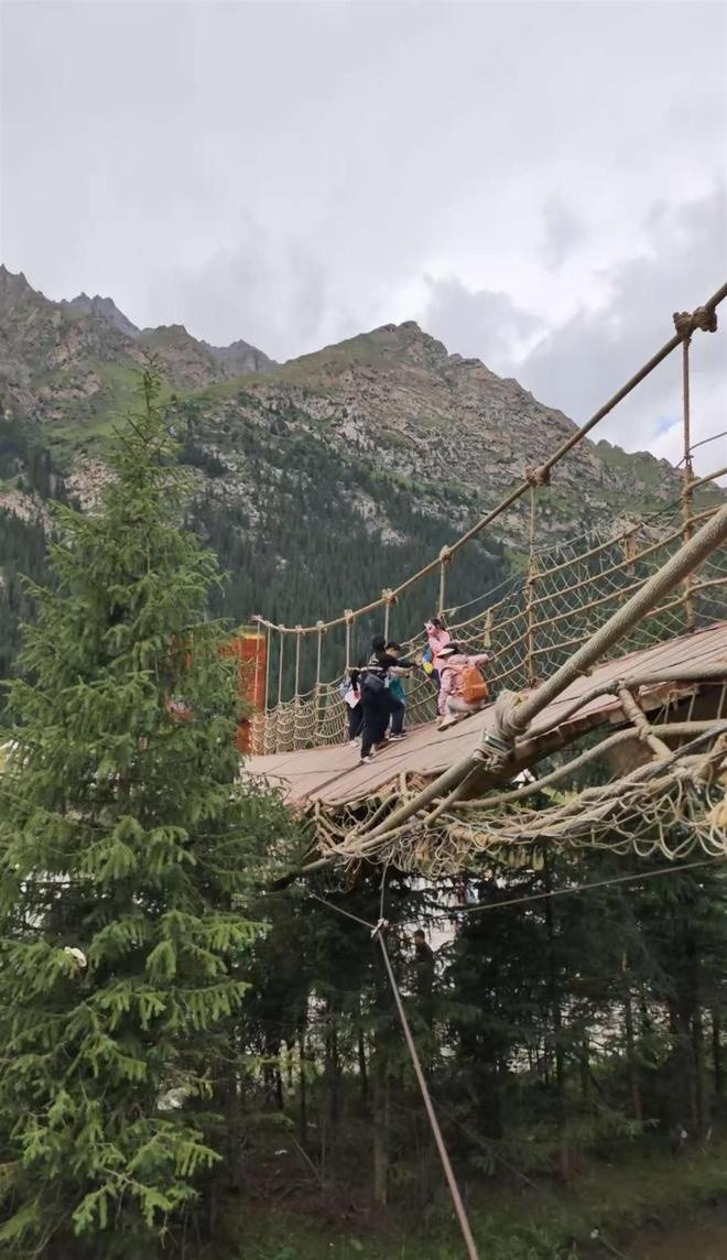 Đứt dây cầu treo tại khu du lịch nổi tiếng khiến 5 người tử vong, 24 người bị thương Ảnh 2