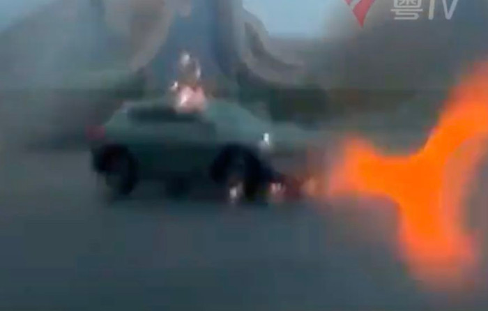 Kinh hoàng khoảnh khắc xe ô tô bị sét đánh trúng trên đường cao tốc Ảnh 2
