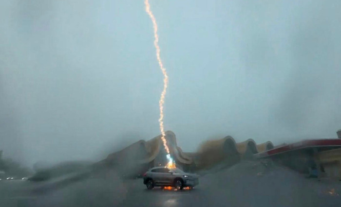 Kinh hoàng khoảnh khắc xe ô tô bị sét đánh trúng trên đường cao tốc Ảnh 1