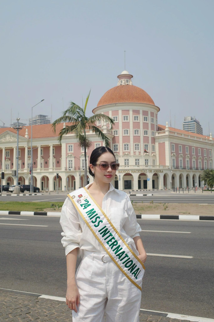 Người đẹp sinh năm 2002 lựa chọn trang phục đơn giản nhưng thanh lịch, kết hợp kiểu tóc búi quen thuộc. (Ảnh FBNV)