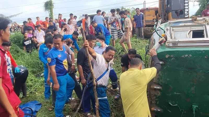 Xe buýt chở 40 học sinh lật xuống đường, 2 học sinh tử vong, 1 người bị điện giật chết khi cứu hộ Ảnh 4