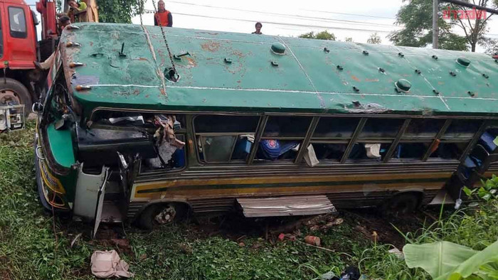 Xe buýt chở 40 học sinh lật xuống đường, 2 học sinh tử vong, 1 người bị điện giật chết khi cứu hộ Ảnh 1