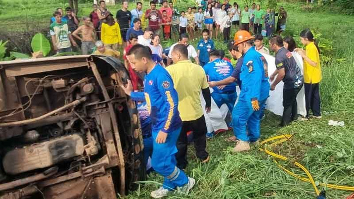 Xe buýt chở 40 học sinh lật xuống đường, 2 học sinh tử vong, 1 người bị điện giật chết khi cứu hộ Ảnh 3