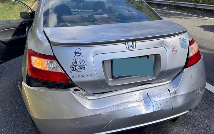 Phần đuôi của chiếc ô tô đã lùi vào xe của người phụ nữ. Ảnh: Ashpia Natasha.