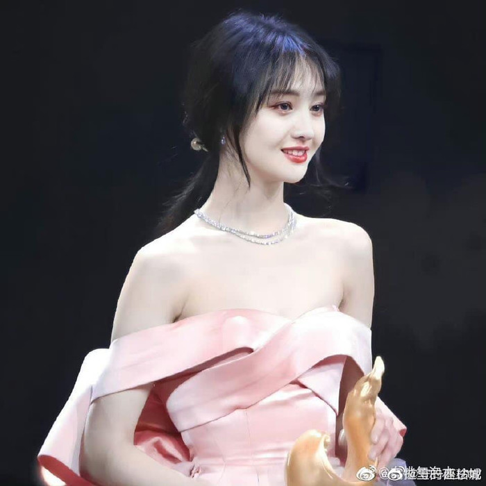 Nữ nghệ sĩ trốn đi nước ngoài vì nợ nần, nay âm thầm về nước tái xuất showbiz? Ảnh 1