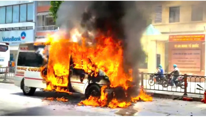 Sau vụ va chạm, ô tô 16 chỗ bị hư hỏng nặng. Ảnh: PLO