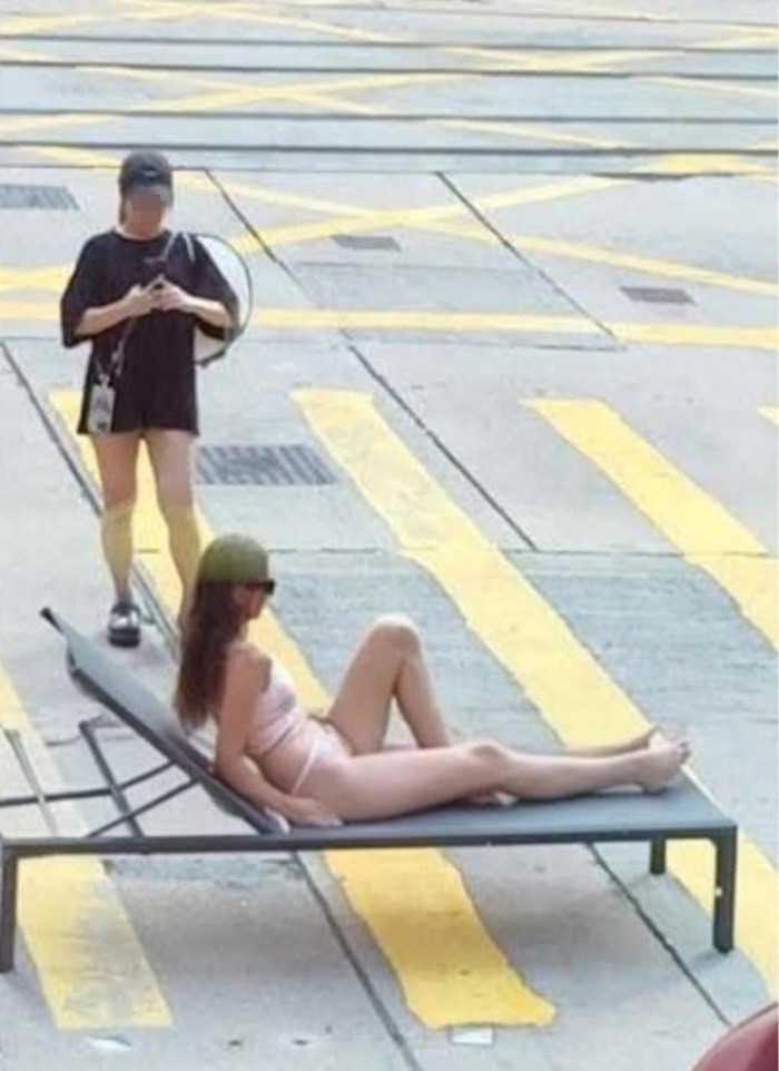 Cô gái mặc bikini nằm chụp ảnh trên làn đường người đi bộ, bị chỉ trích dữ dội Ảnh 3