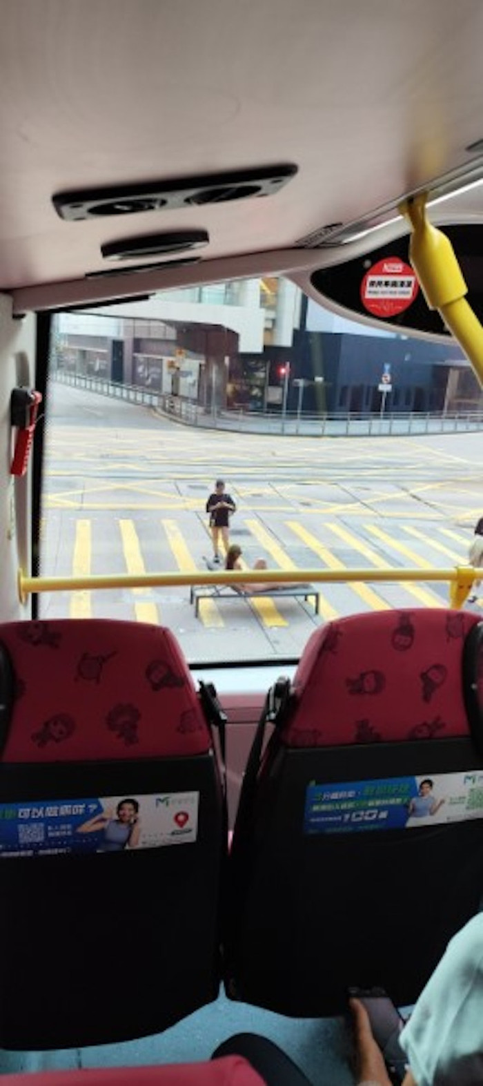 Cô gái mặc bikini nằm chụp ảnh trên làn đường người đi bộ, bị chỉ trích dữ dội Ảnh 1