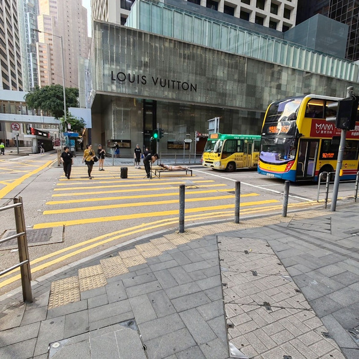 Cô gái mặc bikini nằm chụp ảnh trên làn đường người đi bộ, bị chỉ trích dữ dội Ảnh 4