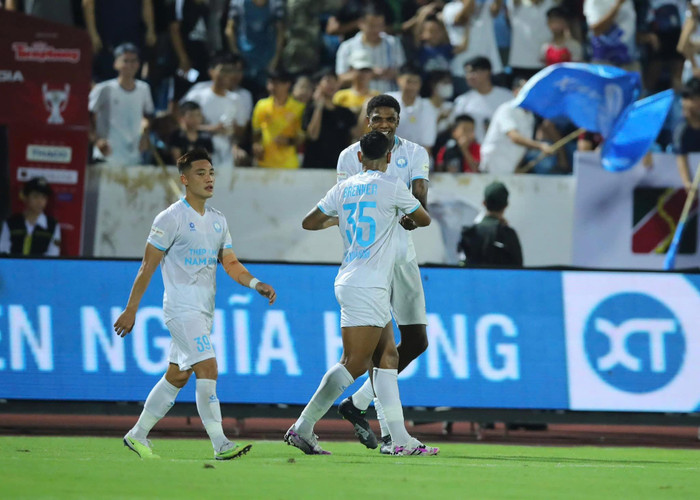 Đúng như Saostar dự báo, thử thách mang tên Kyle Hudlin đã trở thành cơn ác mộng với thủ môn Nguyễn Filip trong trận Siêu Cúp Quốc gia 2025. Ảnh: CLB Nam Định