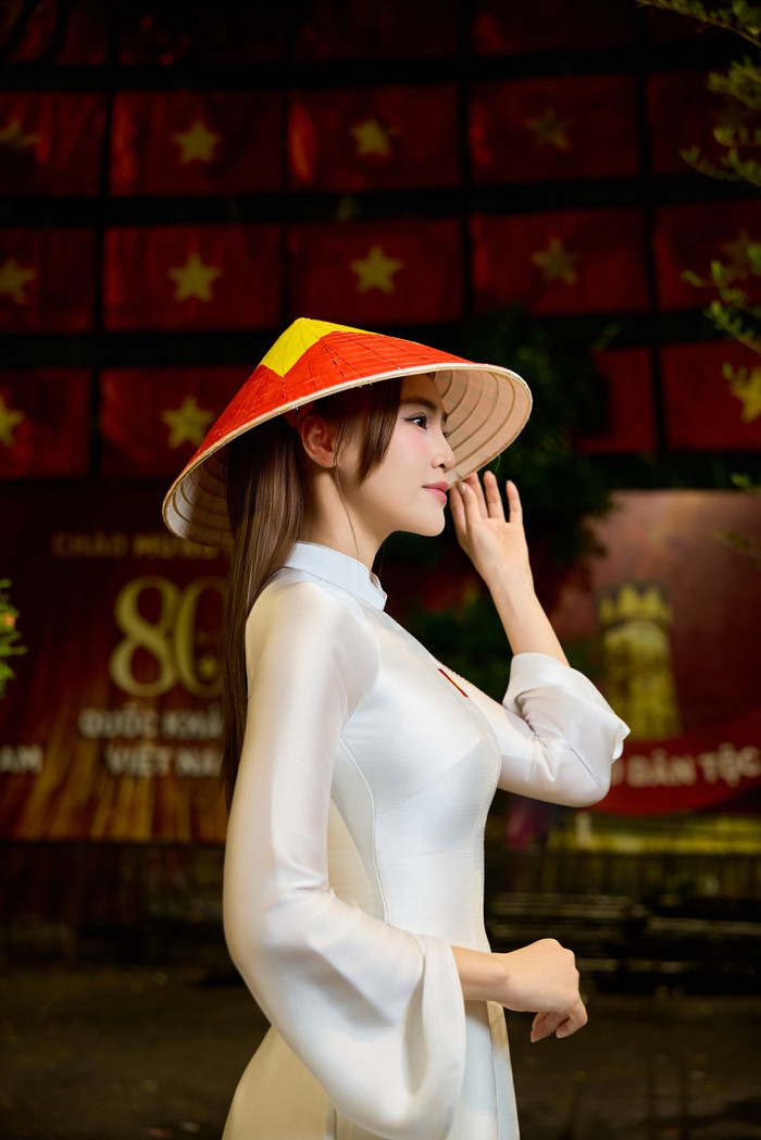 'Nơi nào có mặt trời, nơi đó có ánh sáng. Nơi nào có cờ đỏ sao vàng, nơi đó có niềm tự hào của dân tộc Việt Nam', nữ diễn viên chia sẻ. 