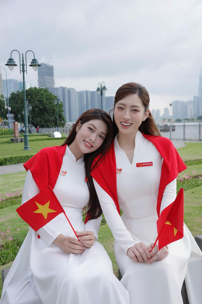 Hoa hậu Lương Thùy Linh và Đoàn Thiên Ân cùng diện áo dài trắng, cầm cờ Tổ quốc chụp ành chào mừng đại lễ. 'Việt Nam có một lá cờ, để biết chúng ta tự do. Dù ai xuôi ngược chốn nào, nhìn lên sẽ thấy tự hào', nàng hậu chia sẻ. 