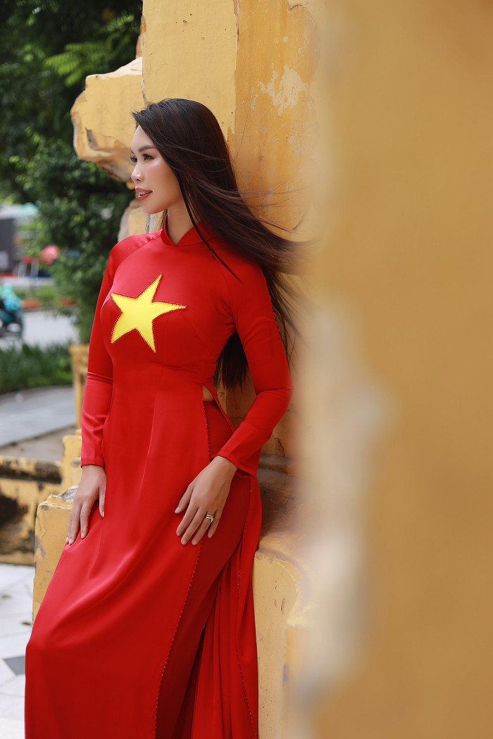 Chia sẻ trên trang cá nhân, siêu mẫu Hà Anh bộc bạch: 'Lễ 2/9 này tôi đưa cả gia đình mình về Hà Nội, không phải chỉ để hiếu kỳ xem các buổi diễu hành hoành tráng, mà tôi về vì đối với tôi, ngày thống nhất đất nước - ngày của Độc Lập - Tự Do - Hoà Bình, cũng là ngày của hàng triệu gia đình đoàn tụ, hàng triệu em bé được ấm êm trong vòng tay bố mẹ...'. 