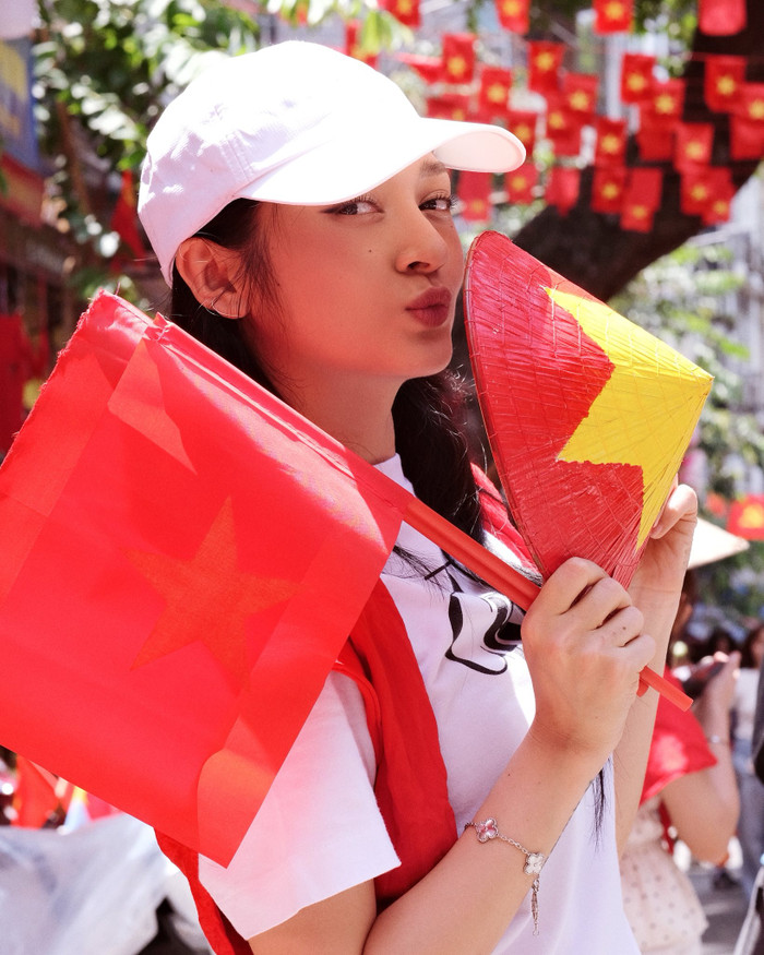 Ca sĩ Bảo Anh hào hứng xuống phố chụp ảnh cùng lá cờ đỏ rợp bóng trên những con đường vào dịp 2/9.  