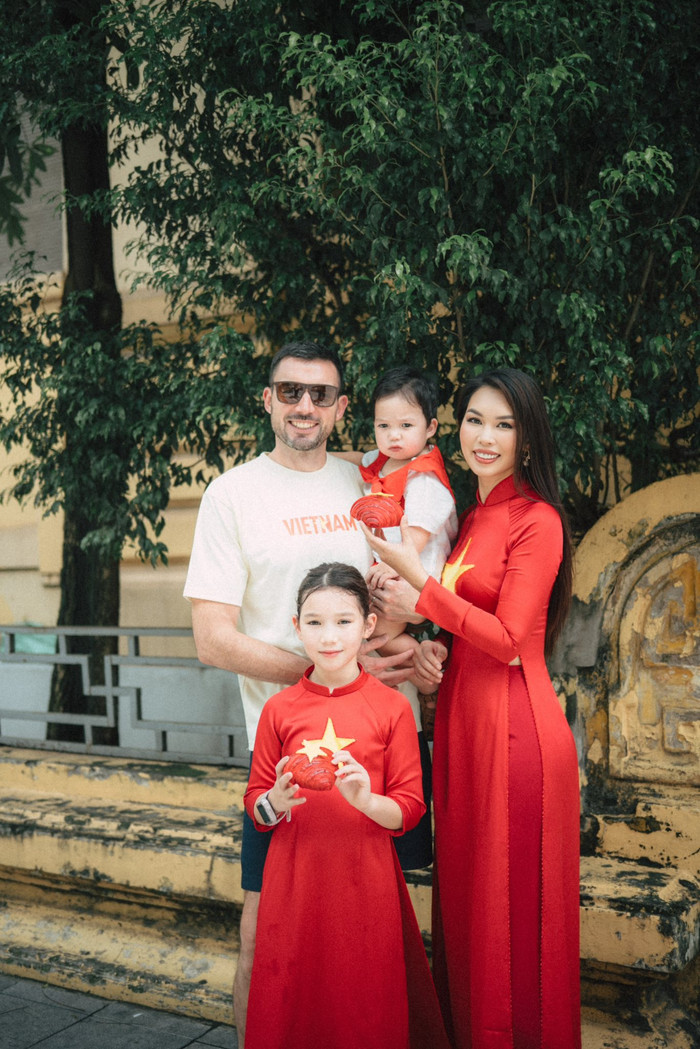 Nhân dịp lễ 2/9, Hà Anh và chồng đưa 2 con về lại Hà Nội để hòa mình vào không khí thiêng liêng, đầy tự hào của dân tộc. Gia đình nhỏ của nữ siêu mẫu cùng chụp ảnh, lưu giữ khoảnh khắc đẹp trong dịp lễ đặc biệt. 