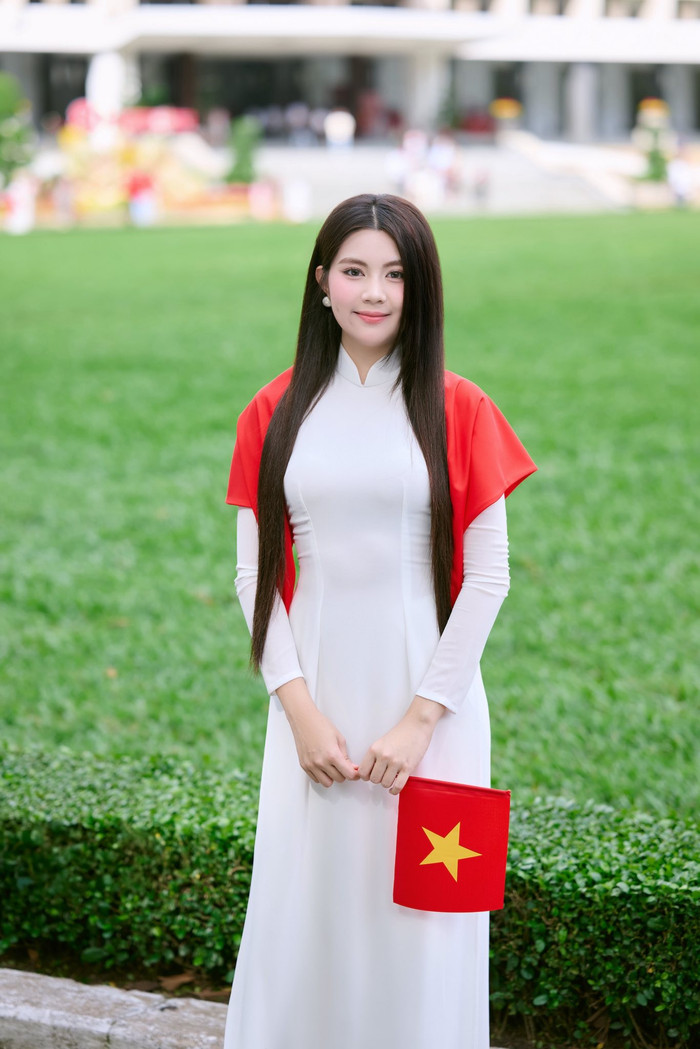 Con gái Quyền Linh mặc áo dài trắng chụp ảnh chào mừng Quốc khánh 2/9.