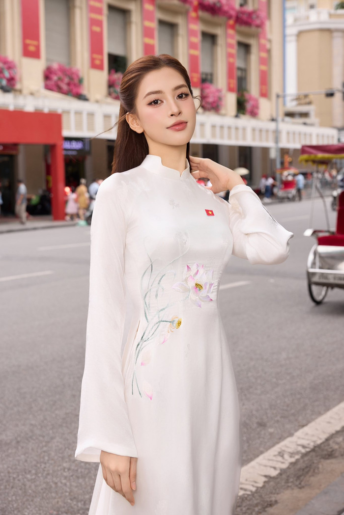 Hoa hậu Tiểu Vy sẽ góp mặt trong đội hình diễu hành của khối văn hóa - nghệ thuật vào 2/9. Nàng hậu diện áo dài trắng, chụp ảnh lưu giữ khoảnh khắc đẹp trước thềm đại lễ. 