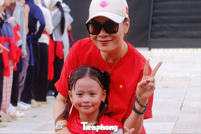 Mỹ Tâm và em bé Hà Thủy Tiên. (Ảnh: Tiền Phong)