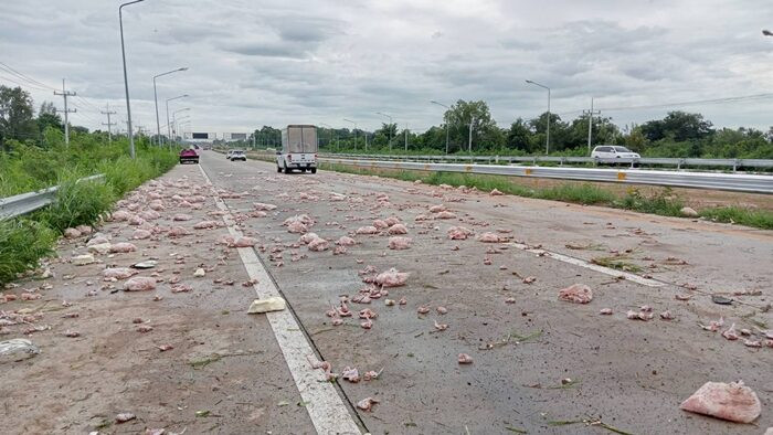 Hàng nghìn con gà tươi vương vãi trên đường, cảnh tượng khiến người dân xôn xao Ảnh 3