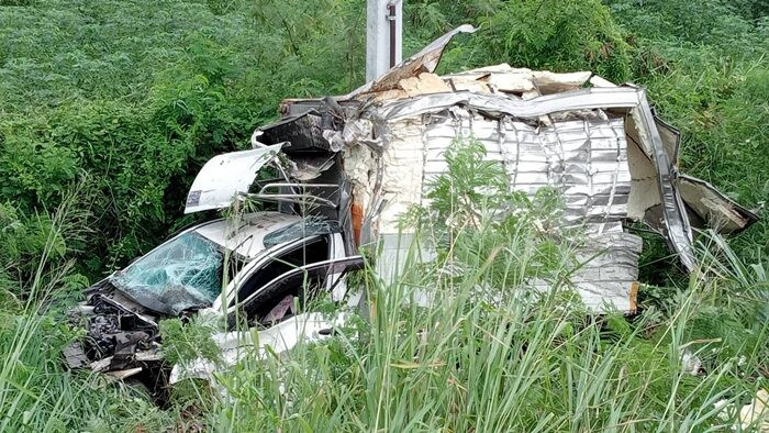 Hàng nghìn con gà tươi vương vãi trên đường, cảnh tượng khiến người dân xôn xao Ảnh 1