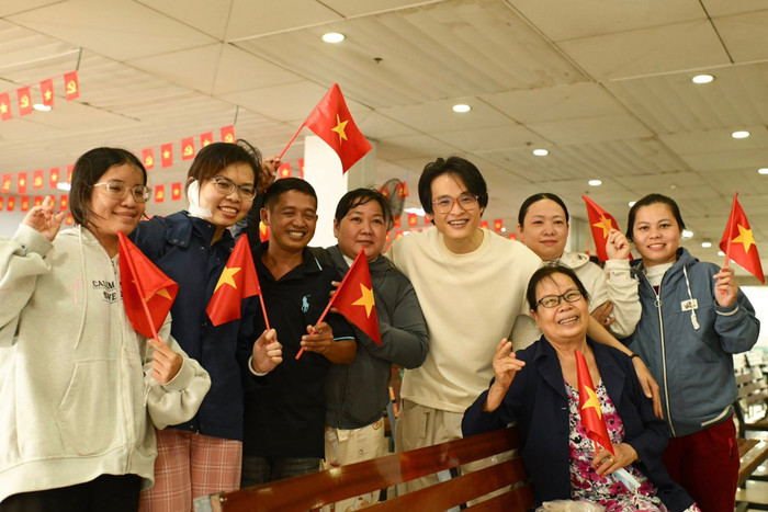 Ca sĩ Hà Anh Tuấn đã dành ngày Quốc khánh để đến thăm và trò chuyện cùng các bệnh nhân tại Bệnh viện Ung bướu TP.HCM. (Ảnh: FBNV)
