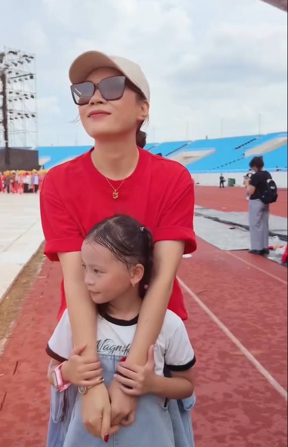 Mỹ Tâm cũng thường trò chuyện thêm, giúp Thủy Tiên tự tin hơn khi bước ra sân khấu. (Ảnh: chụp màn hình FBNV)