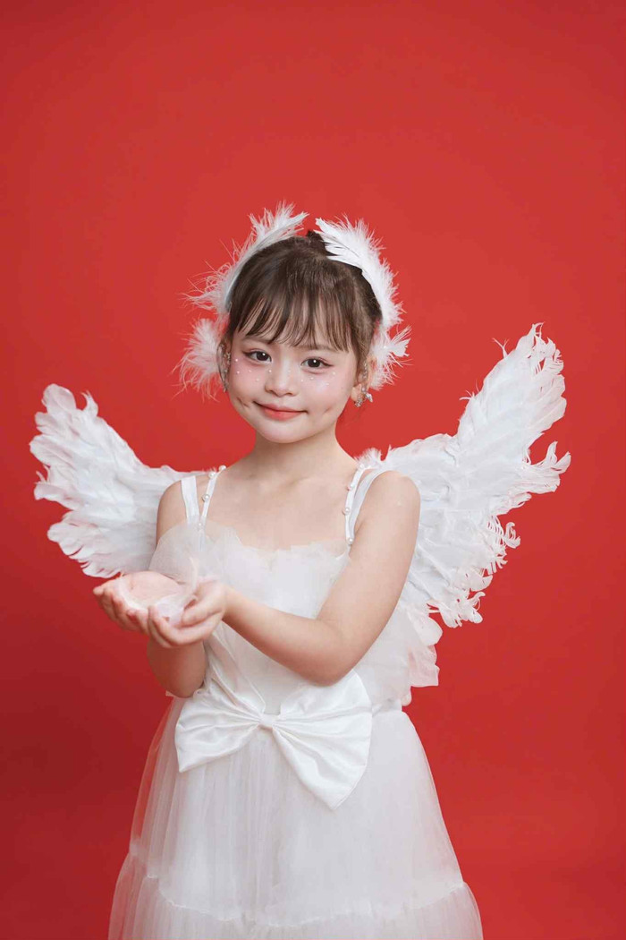 Chân dung thiên thần nhỏ song ca cùng Mỹ Tâm đang gây sốt cõi mạng. (Ảnh: FBNV)