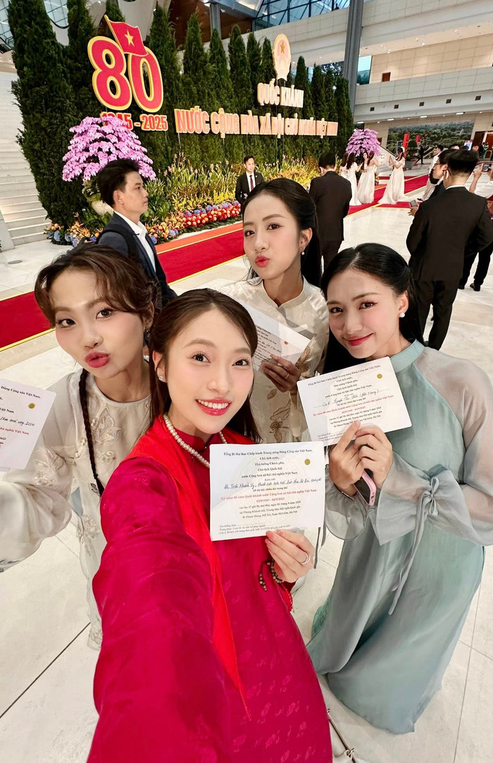 Khánh Vy, Phương Mỹ Chi, Hà Trúc Linh, Hoà Minzy khoe ảnh thiệp mời. Ảnh: Facebook Khánh Vy