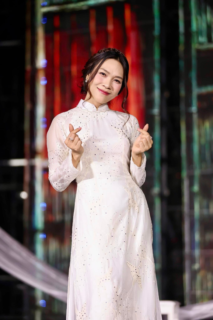 Hình ảnh nữ ca sĩ nền nã, truyền thống trong trang phục áo dài. (Ảnh FBNV)