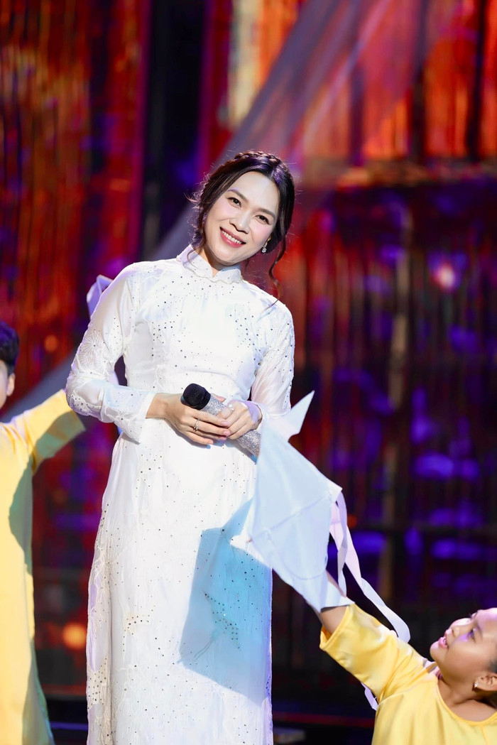 Mỹ Tâm còn nhiều lần ghi điểm khi lựa chọn áo dài trắng truyền thống trong các sự kiện đặc biệt. (Ảnh FBNV)