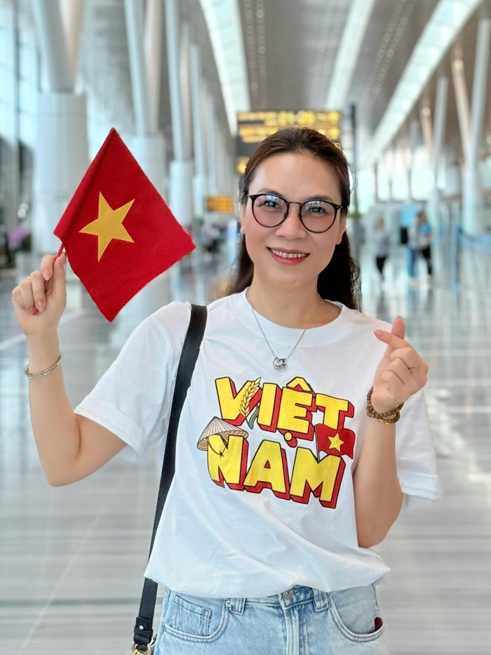 Mỹ Tâm thường chọn trang phục đơn giản nhưng đầy ý nghĩa trong những dịp đặc biệt, nhằm bày tỏ tinh thần yêu nước. (Ảnh FBNV)