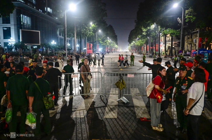 2 lớp hàng rào barie được dựng lên tại phố Lê Hồng Phong. (Ảnh: VNExpress)