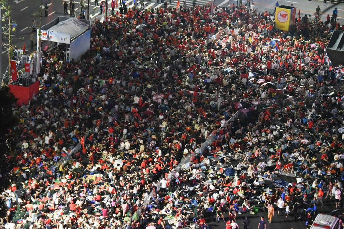 Hàng nghìn người xuất hiện tại các điểm nóng trước khi lễ diễu binh, diễu hành diễn ra. (Ảnh: Báo Đại Biểu Nhân Dân)