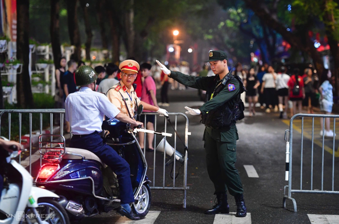 Các chiến sĩ có mặt để kiểm soát người và xe trên đường Ngọc Hà dẫn vào Quảng Trường Ba Đình. (Ảnh: VNExpress) 