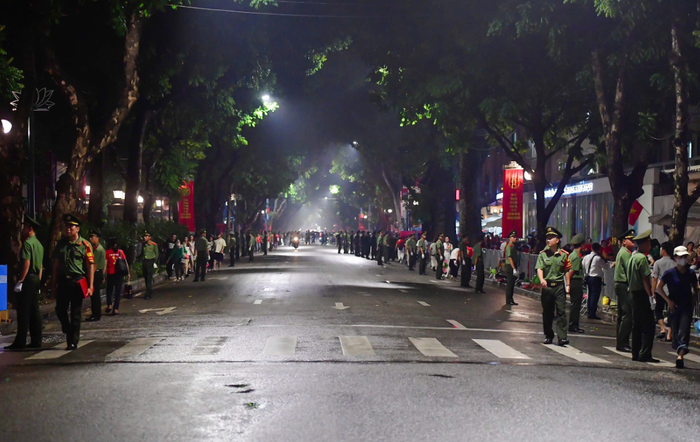 Rất nhiều lực lượng chiến sĩ đứng thiết lệ bảo vệ an ninh tại phố Trần Phú. (Ảnh: VNExpress)