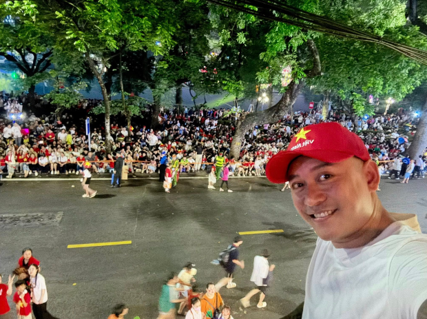 Tuấn Hưng chia sẻ khoảnh khắc người dân đổ về đông đúc trước khi lễ diễu binh, diễu hành diễn ra. (Ảnh: FBNV)